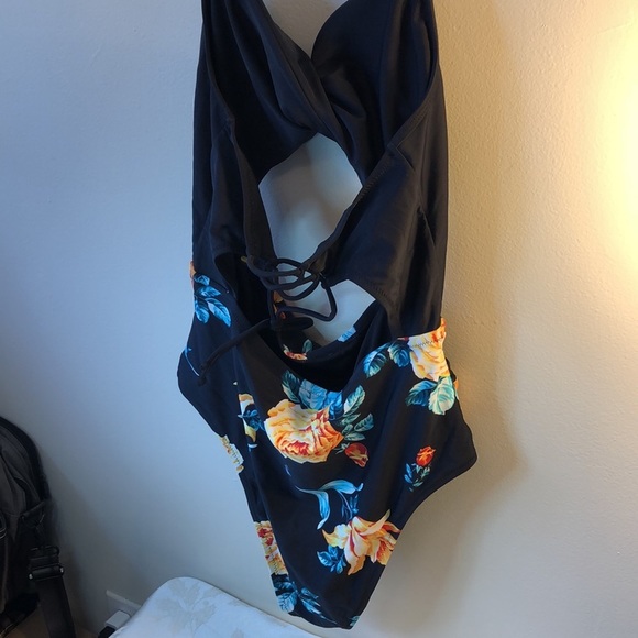 NWT XXL Cupshe cutout one piece black and floral bathing suit - Picture 7 of 8